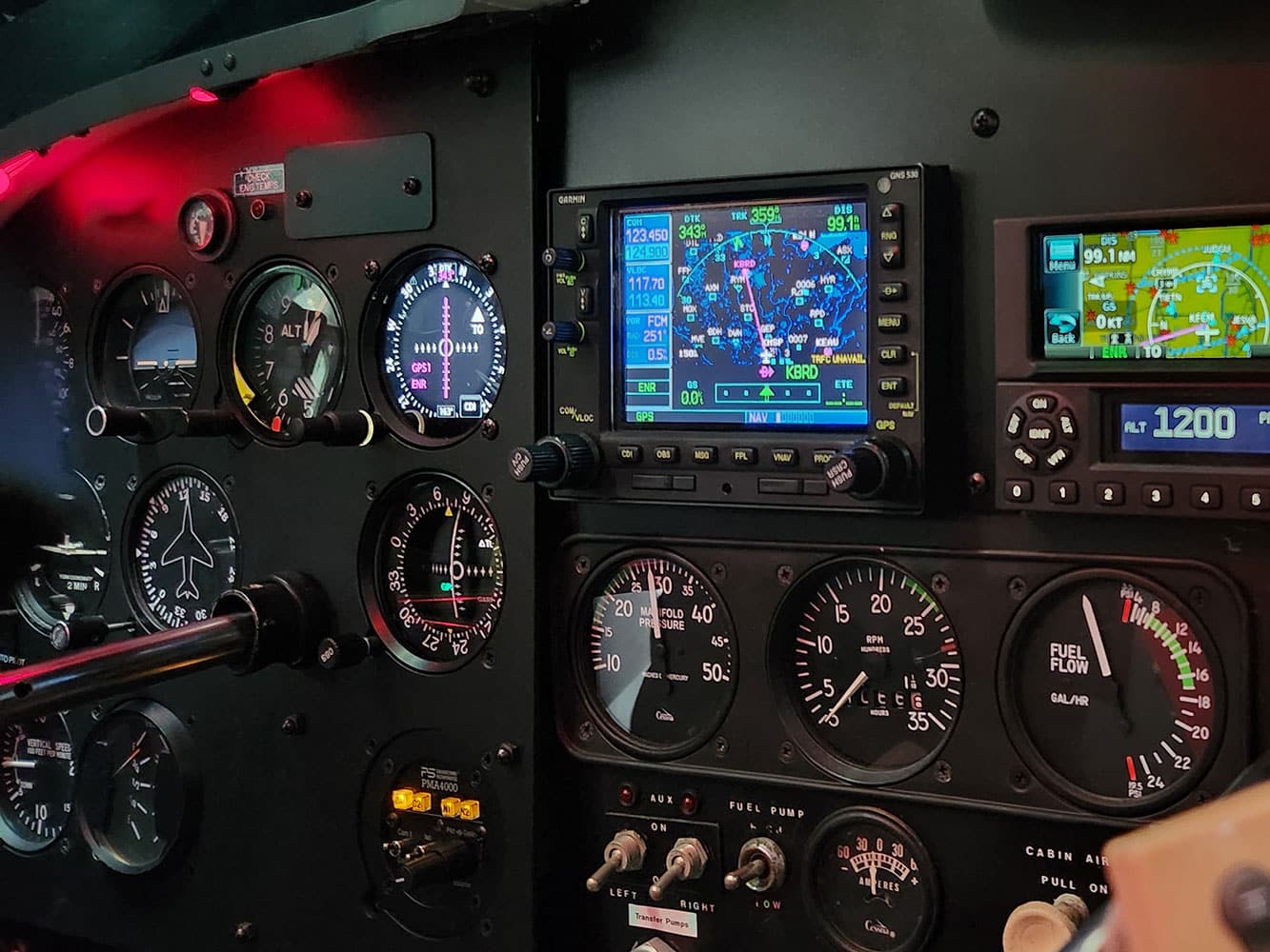 Cessna-Skywagon-142413-8MA 1963 Cessna 185B Skywagon panel